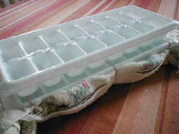 two trays stacked, bottom tray with towel-nest